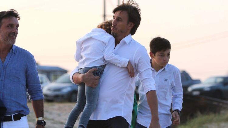 Fin de fiesta: Roberto, con uno de los hijos de Pampita en brazos (Fotos: GM Press)