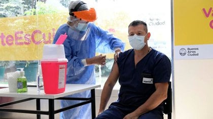 Personal sanitario del hospital Argerich recibe la dosis de la vacuna Sputnik V. Foto de archivo NA