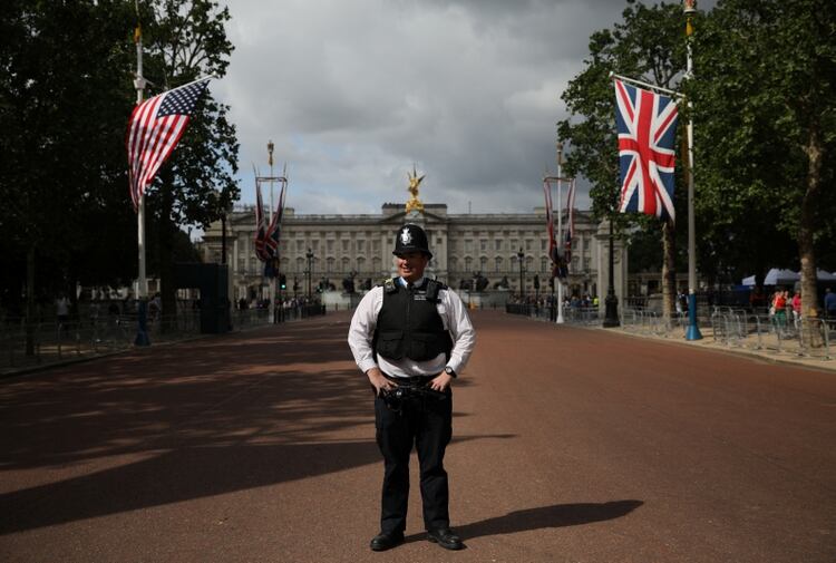 Un policía frente al Palacio de Buckingham antes de la llegada de Donald Trump (REUTERS/Alkis Konstantinidis)