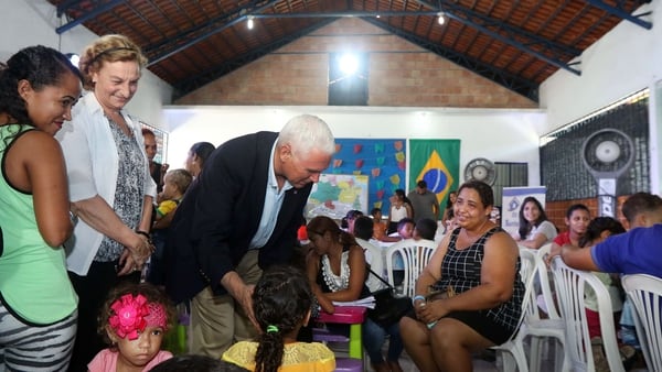Pence llegó a esa ciudad amazónica desde Brasilia, donde este martes fue recibido por el presidente brasileño, Michel Temer (AFP)