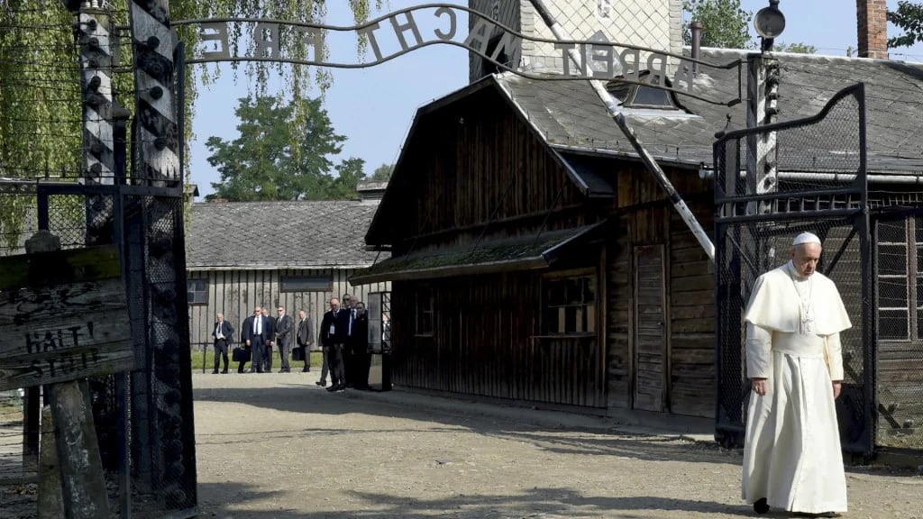 El Papa visitó los campos de Auschwitz y Birkenau durante su gira por Polonia (AFP)