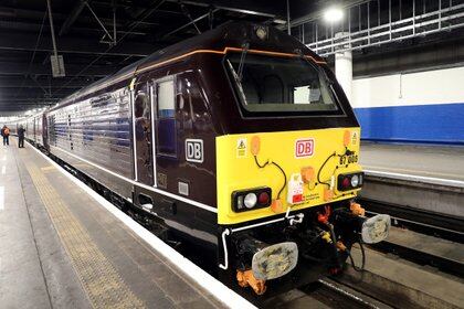 Los duques de Cambridge, de Gran Bretaña, se embarcan en un recorrido de tres días a bordo del Royal Train para agradecer al personal de primera línea y a los trabajadores en el Reino Unido por su trabajo en la pandemia (Reuters)