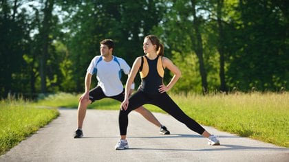 Estirar antes y después de correr, fundamental para evitar lesiones (Shutterstock)