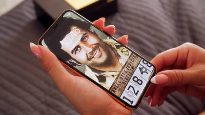 Fondo de pantalla integrado del Escobar Gold con la famosa foto de Pablo Escobar capturado por la policía