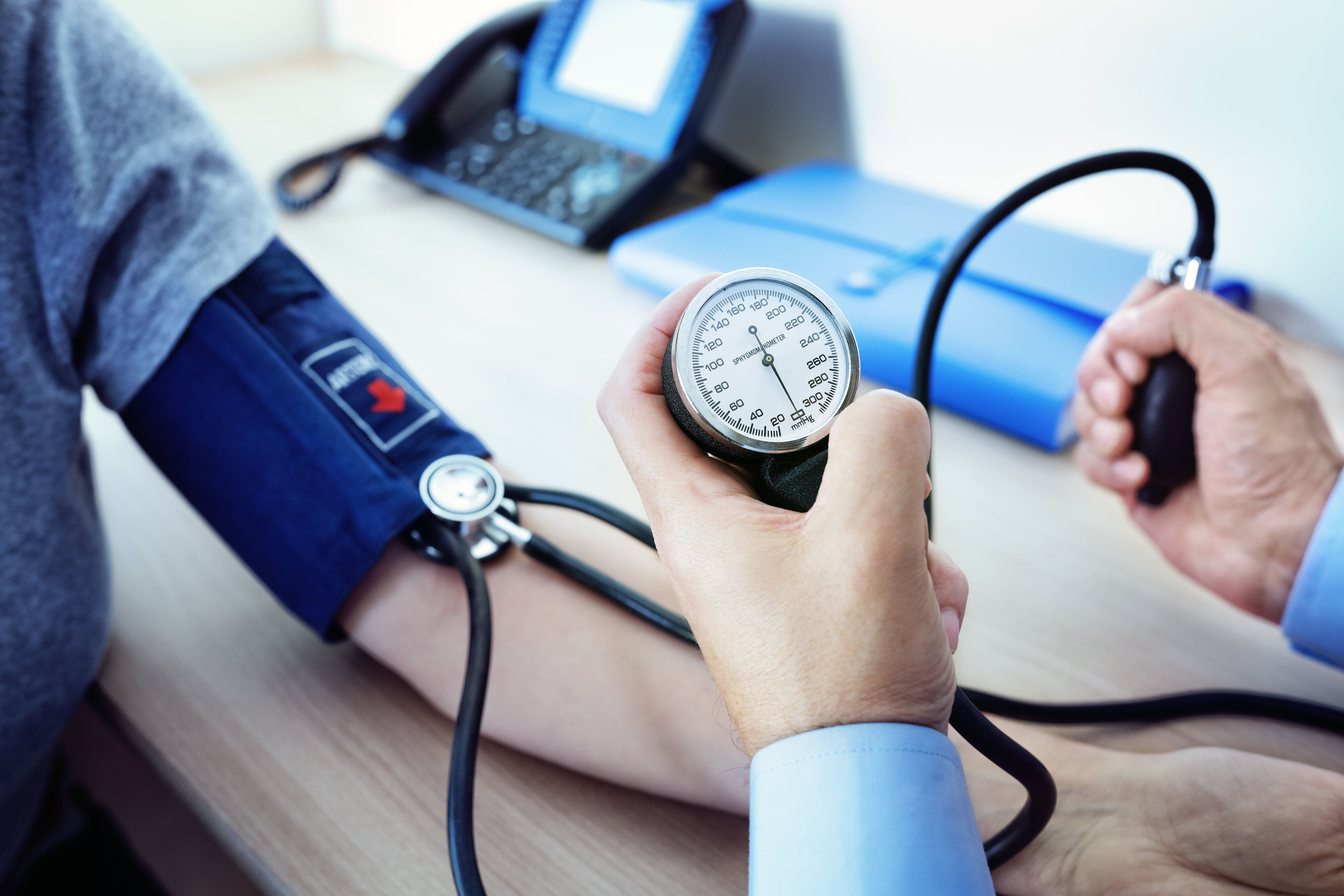 Un médico comprobando la presión arterial (Shutterstock)