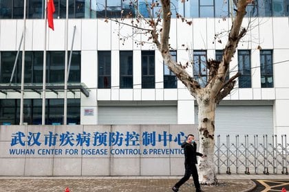Foto del lunes dde un hombre con mascarilla pasando frente a la sede del CDC de Wuhan, en China 
Feb 1, 2021. REUTERS/Thomas Peter