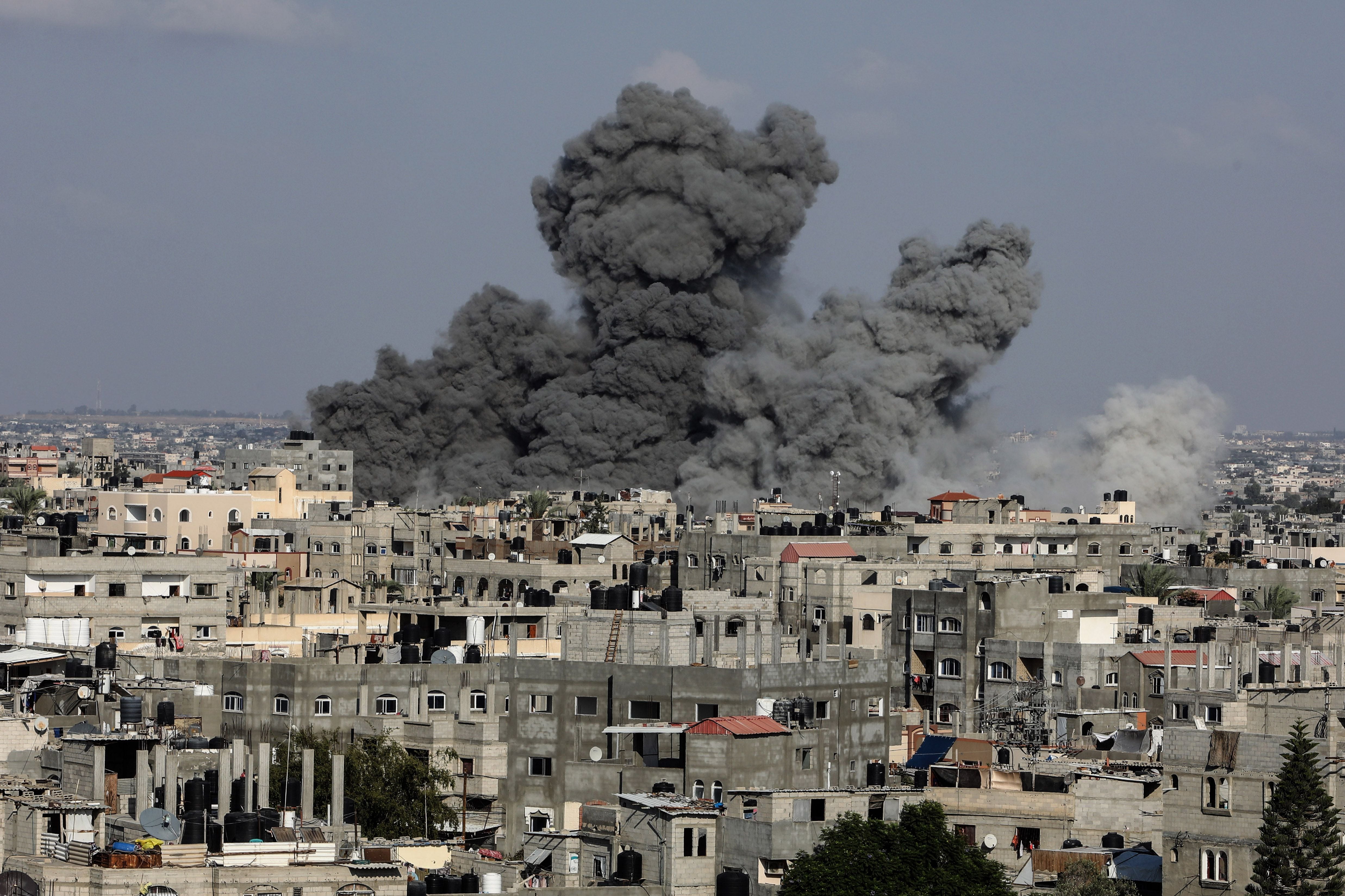 Ataque aéreo de la aviación israelí sobre la zona de Khan Yunis, en el sur de la Franja de Gaza. (Abed Rahim Khatib/dpa)
