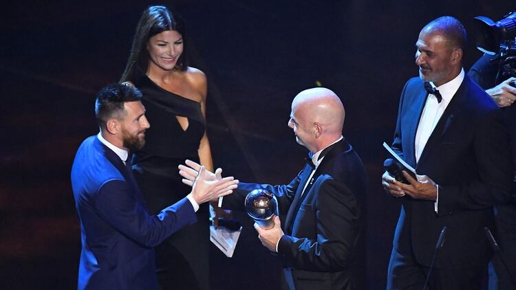 El momento en el que Infantino le entregó el premio a Messi (Foto: Reuters)