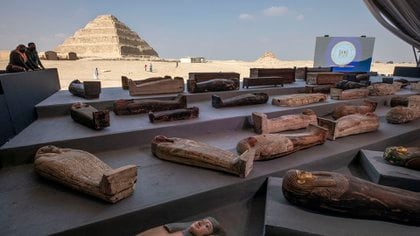 Egipto presentó este sábado un centenar de sarcófagos de más de 2.000 años de antigüedad en perfecto estado (AP/Nariman El-Mofty)