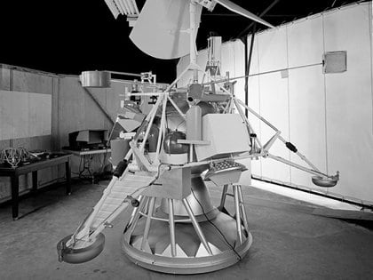 Un modelo del desafortunado módulo de aterrizaje Surveyor 2, que se estrelló en la luna en 1966 (NASA/JPL-Caltech)