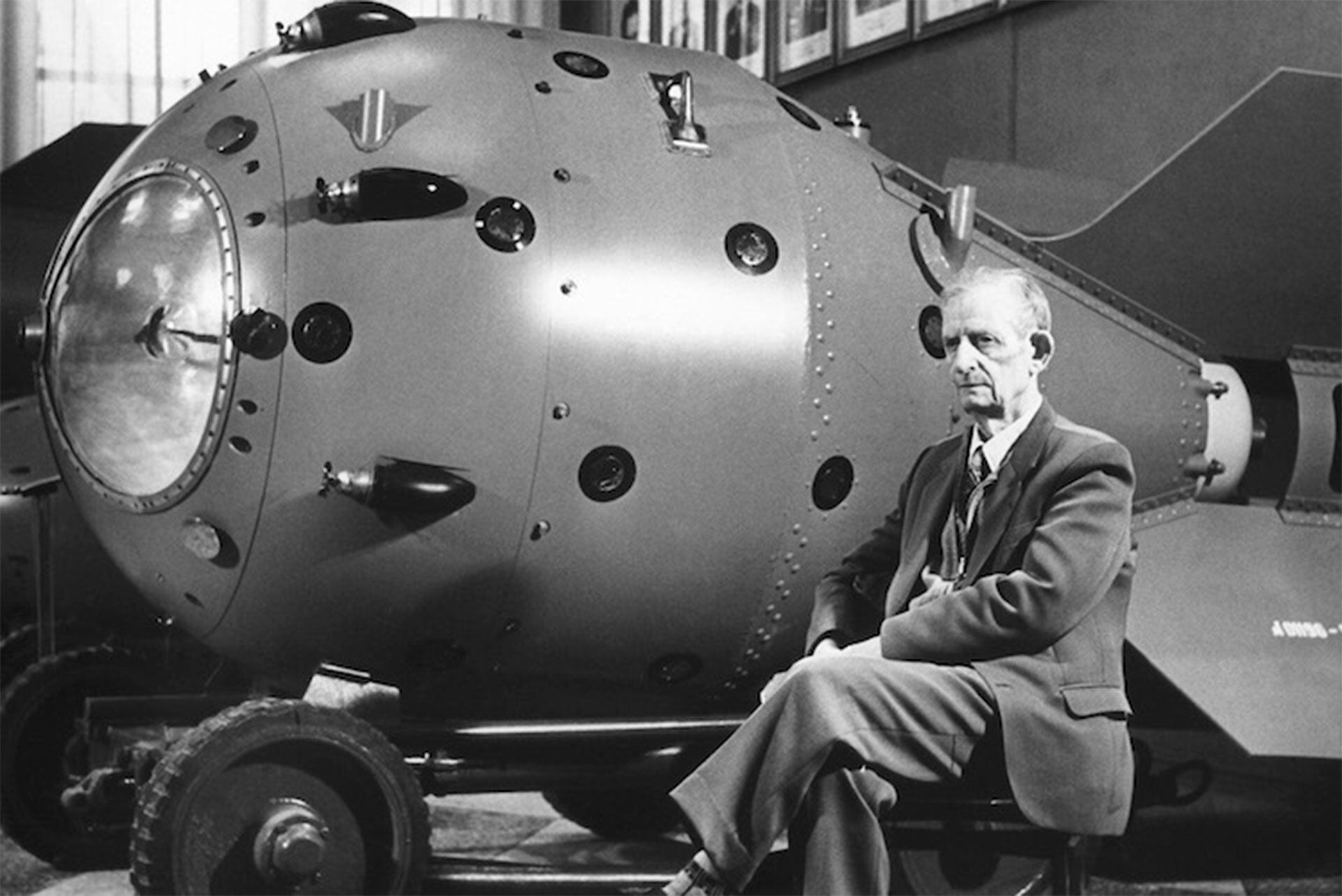 RDS-1, primera bomba nuclear diseñada en la Unión Soviética, junto al diseñador jefe del programa soviético Yuli Khariton. Foto: TASS/Archivo