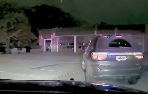 El auto patrullero llega al estacionamiento del Cuartel de Bomberos, donde el niño había entrado para despistar a su padre, que lo perseguía