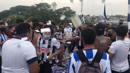 La afición de rayados se quedó plantada en las inmediaciones del estadio (Foto: Twitter@C_Morales86)