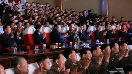 El alto funcionario Kim Yong-chol en un acto junto a Kim Jong-un (KCNA modificada por NK News)
