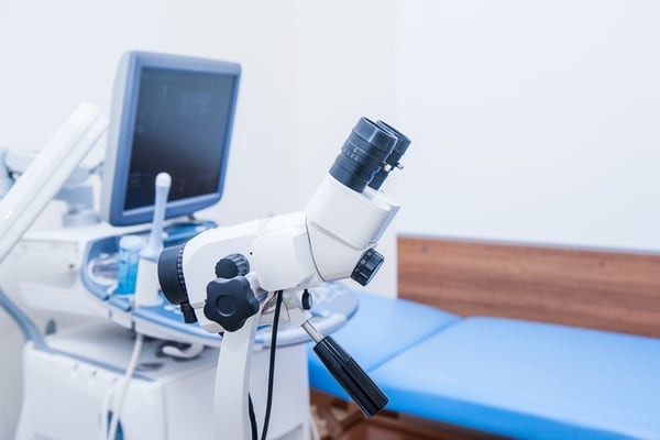 La colposcopía se realiza por medio de un microscopio especial a través del cual se consigue ver el cuello del útero al final de la vagina de forma muy ampliada (Getty Images)