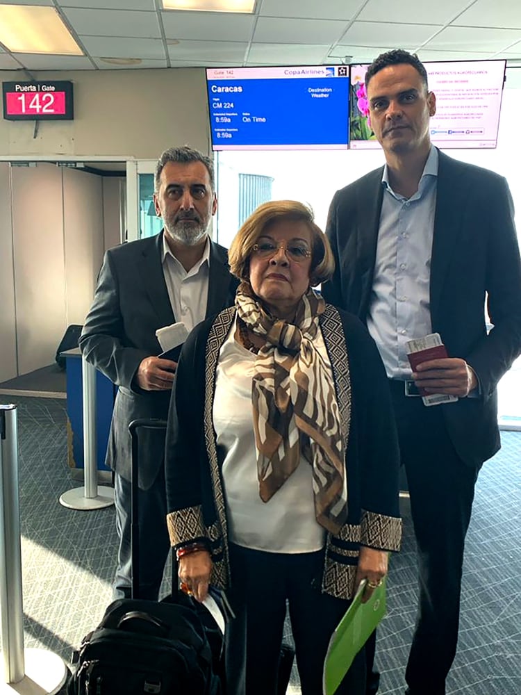 Edison Lanza, Esmeralda Arosemena de Troitiño y Paulo Abrāo, miembros de la comisión de Derechos Humanos de la OEA que estab a punto a abordar el vuelo de Copa en Panamá rumbo a Venezuela (@CIDH)
