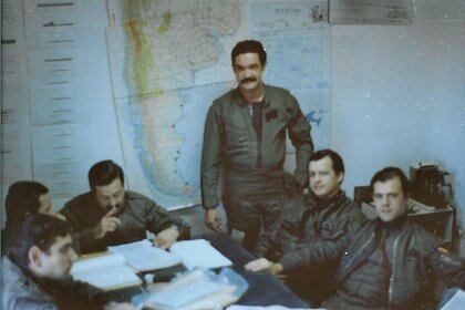 Pilotos de M5 Dagger en la sala de reunión de la base antes de emprender las misiones aéreas