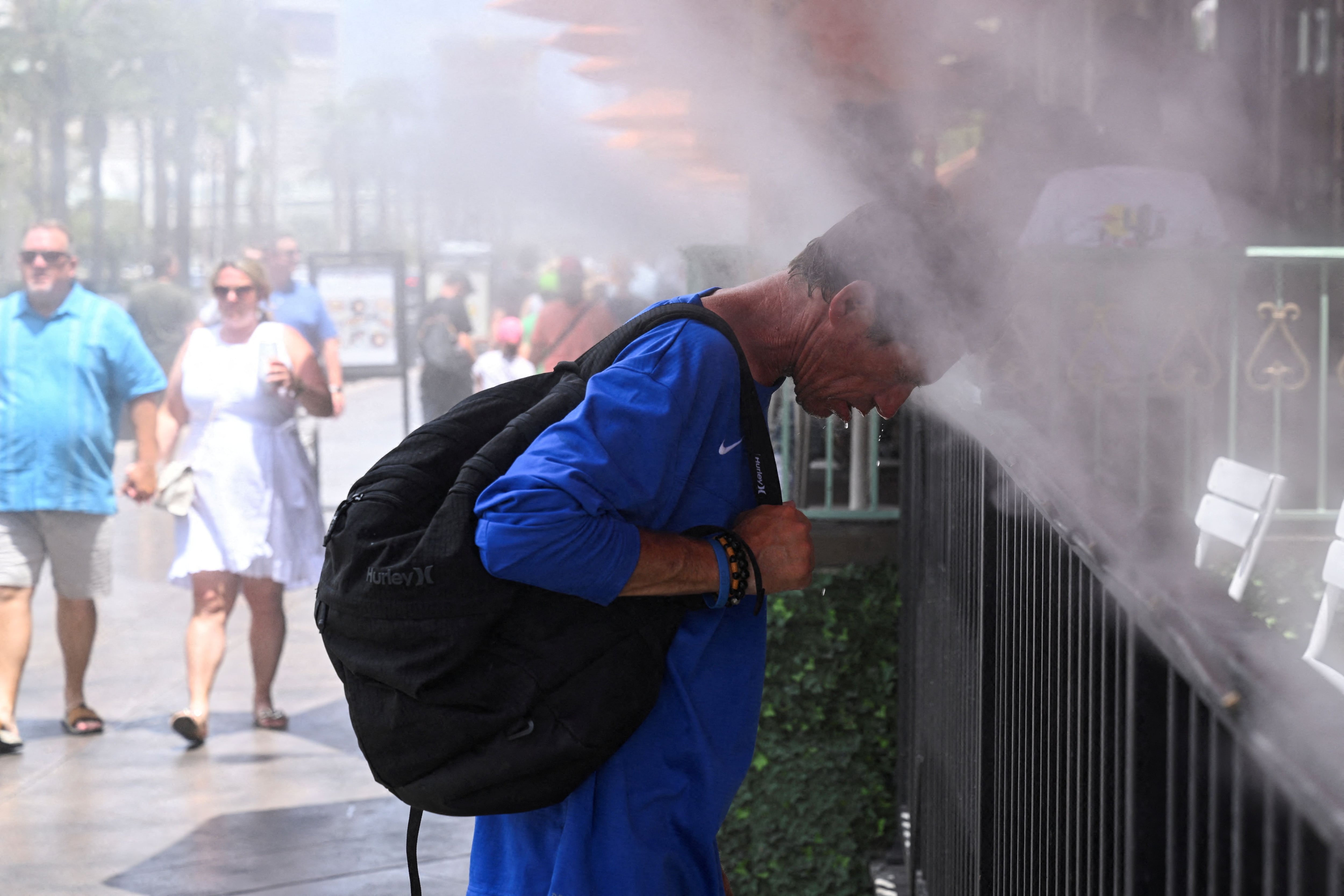 Robert A. coloca su cabeza en los nebulizadores durante un aviso de calor excesivo en Las Vegas, Nevada