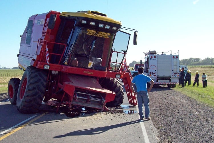 Así quedó la cosechadora tras el violento impacto (Foto: gentileza Diario Noticias de Pehuajó)