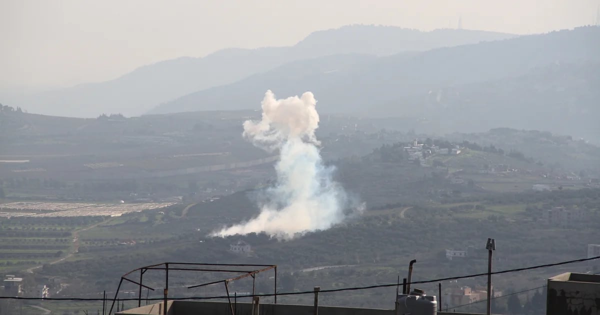 Israel strikes Hezbollah positions and tensions grow on the Lebanese border