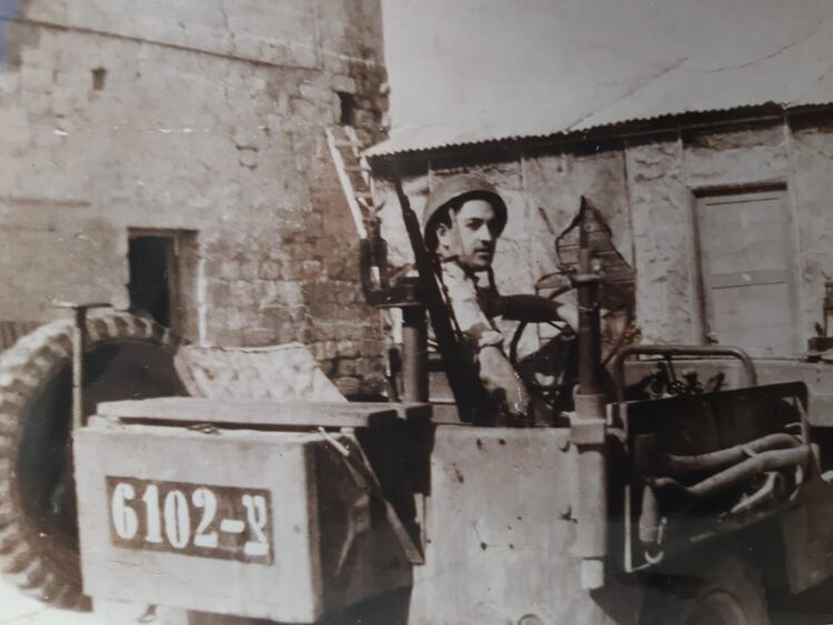Moshé Amirán, en la guerra de 1948. Sólo hablaba español y se le hacía casi imposible comunicarse con sus superiors