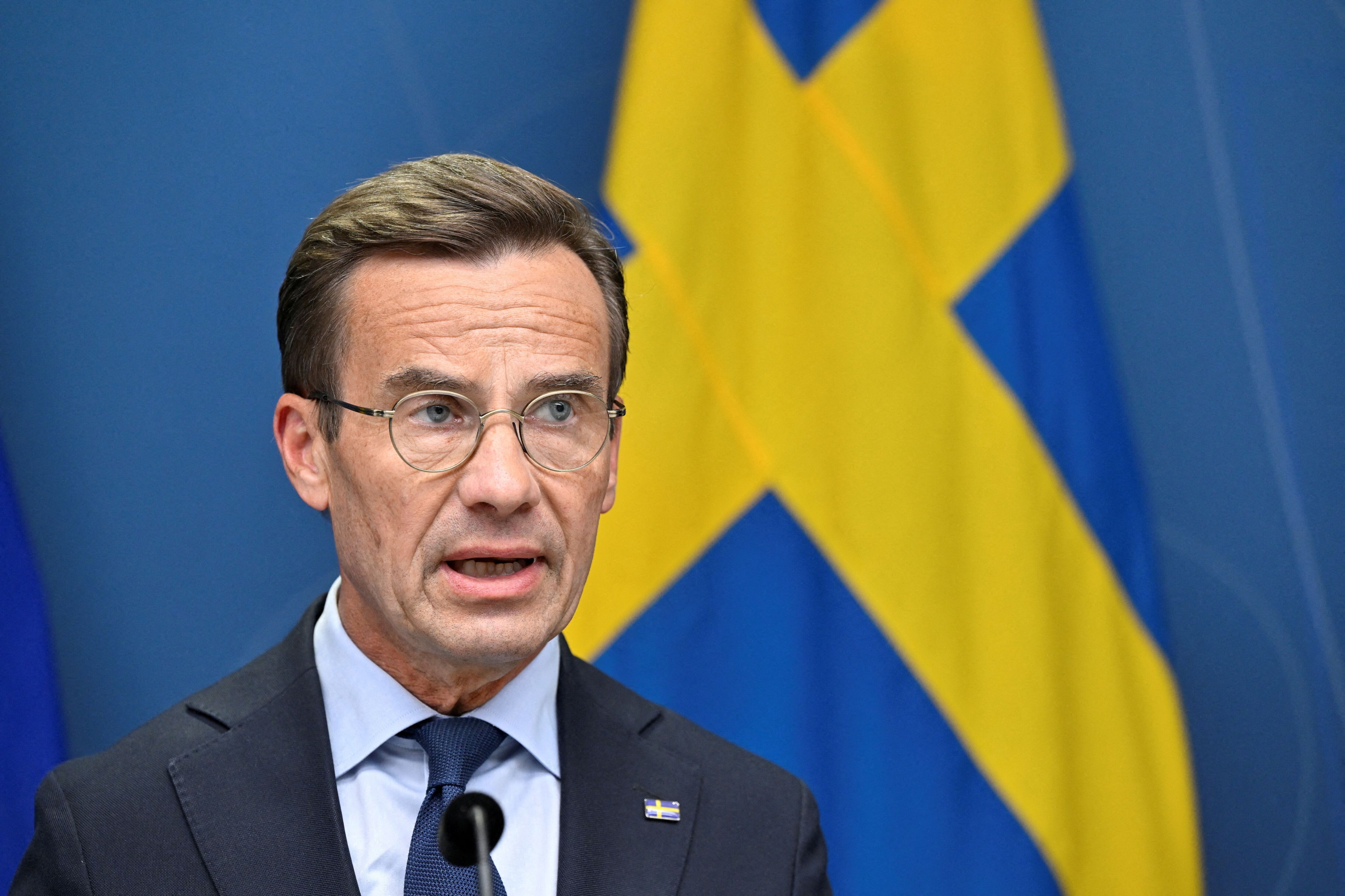 El primer ministro sueco, Ulf Kristersson, habla durante una rueda de prensa sobre el deterioro de la situación de seguridad en Suecia al elevarse el nivel de amenaza terrorista en el país a cuatro en una escala de cinco puntos, en Estocolmo, Suecia, el 17 de agosto de 2023. Henrik Montgomery/TT News Agency/via REUTERS/Archivo