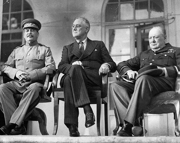 Joseph Stalin, Franklin D. Roosevelt y Winston Churchill en Teheran, en 1943