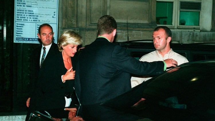 Diana deja el departamento de su novio en Arsene Houssaye Street para ir al Ritz Hotel, acompañada por su guardaespaldas Alexander “Kes” Wingfield y Trevor Rees-Jones (GROSBY GROUP)