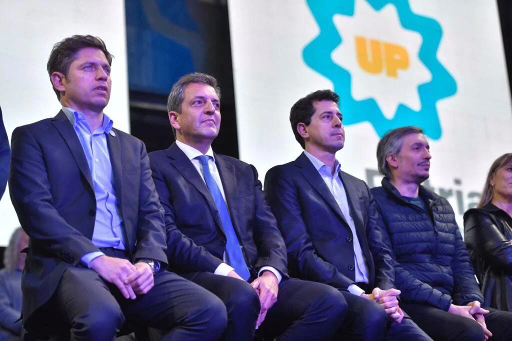 En una foto. Axel Kicillof, Sergio Massa, Wado De Pedro y Máximo Kirchner posan juntos. Así los ve también Jorge Asís 