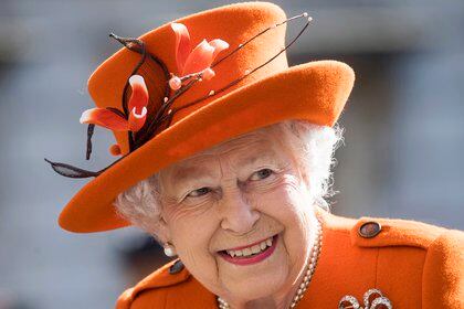 London (United Kingdom).- Britain's Queen Elizabeth II arrives for a visit to the Royal Academy of Arts in Central London, Britain, 20 March 2018 (reissued 14 May 2020). Orange is the color that envelopes tires that burn in the streets during social unrest and the flames that turn structures to ash during four-alarm fires. It is the color of the lava that flows down the facades of volcanoes and the color of fireworks that illuminate the skies as people gather to celebrate the new year. (Incendio, Reino Unido, Londres) EFE/EPA/WILL OLIVER ATTENTION: This Image is part of a PHOTO SET *** Local Caption *** 54268924