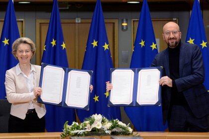 European Commission President Ursula von der Leyen and European Council President Charles Michel show signed Brexit trade agreement due to come into force on January 1, 2021, in Brussels, Belgium December 30, 2020. REUTERS/Johanna Geron/Pool     TPX IMAGES OF THE DAY