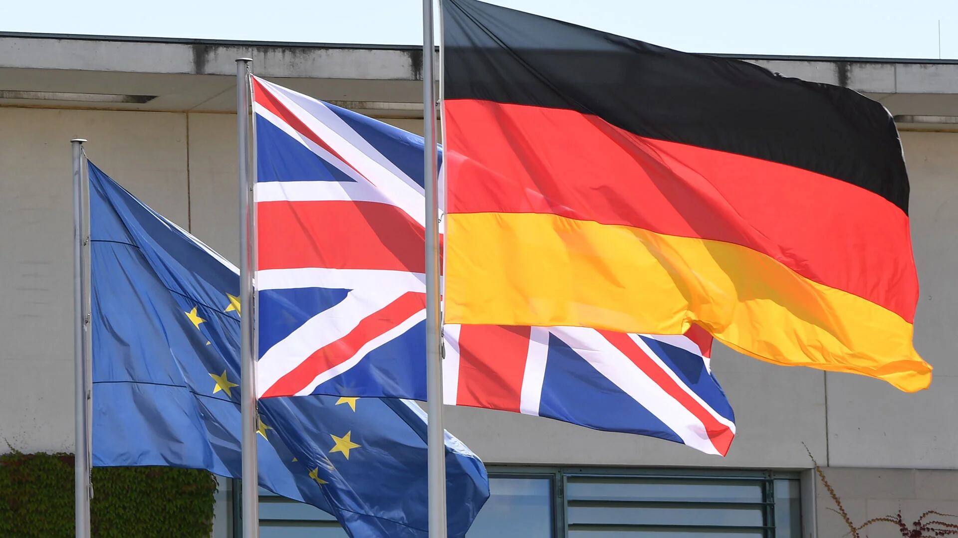 Las banderas de Alemania, el Reino Unido y la Unión Europea flameando (AFP)