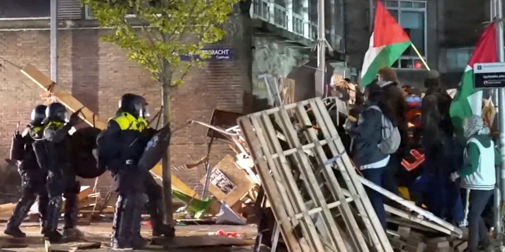 Detuvieron a 125 activistas propalestinos por atacar con palos a estudiantes judíos en la Universidad de Ámsterdam