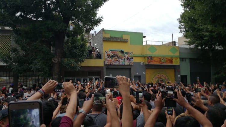 Evo Morales en el barrio porteño de Liniers (Twitter: @AgenciaBoliviaR)
