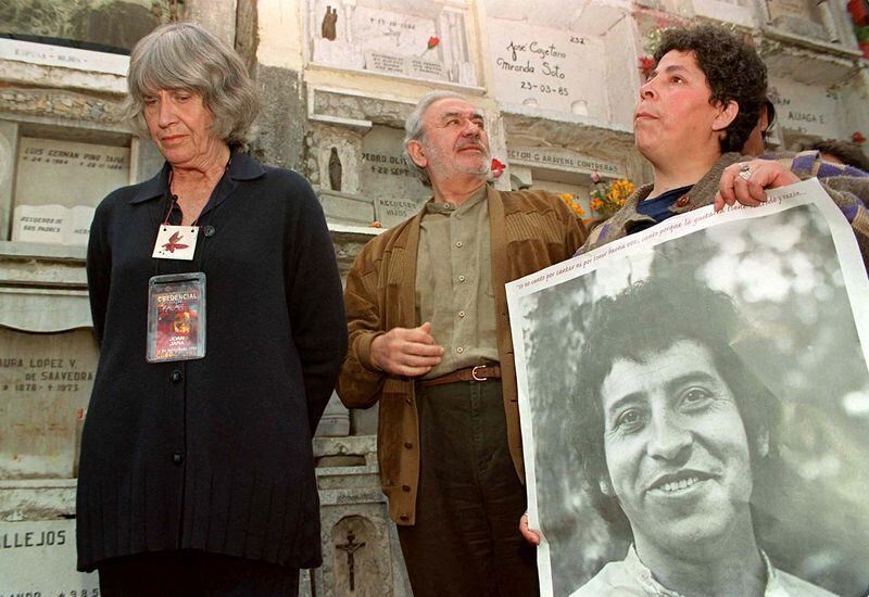 Joan Jara en un acto recordatorio de su marido Víctor, símbolo de la música popular de América latina (Reuters) 