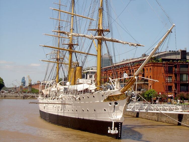  La Armada Argentina decidió cerrar sus museos, como la histórica Fragata Sarmieto, en Puerto Madero.