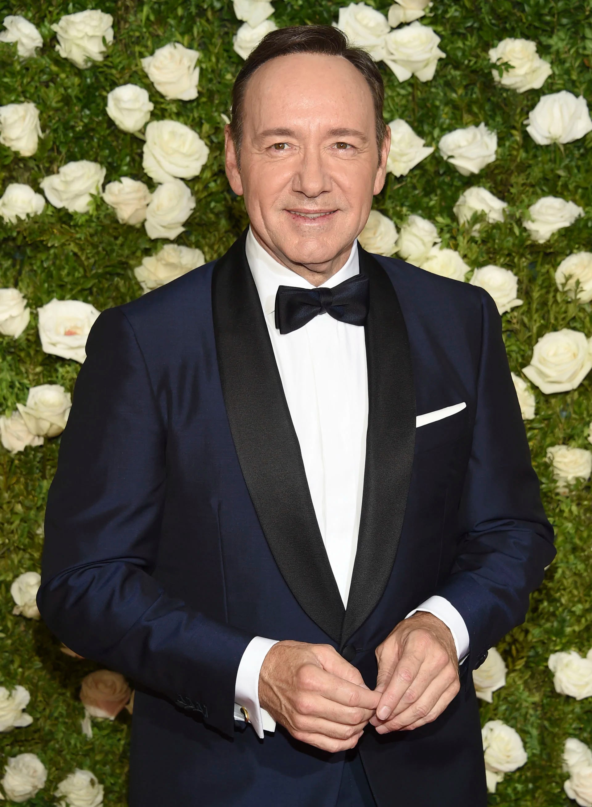 Kevin Spacey, el presentador de la edición 71 de los Premios Tony, con un traje azul metalizado, la tendencia masculina de la noche