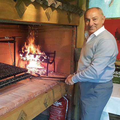 Lejos de la Argentina, Ardiles mantiene las costumbres gastronómicas. En su casa de las afueras de Londres también se come asado como si fuera en Córdoba.