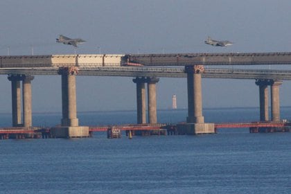 Los aviones de combate rusos sobrevuelan un puente que conecta el continente ruso con la Península de Crimea después de que Rusia impidiera a tres buques de la marina ucraniana entrar en el Mar de Azov a través del estrecho de Kerch en el Mar Negro, Crimea, el 25 de noviembre de 2018. (Reuters)