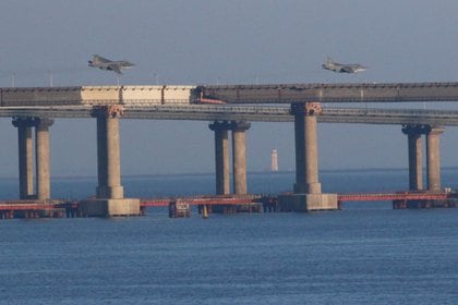 Aerei da guerra russi sorvolano un ponte che collega la terraferma russa e la penisola di Crimea dopo che la Russia ha impedito a tre navi della marina ucraina di entrare nel Mar d'Azov attraverso lo stretto di Kerch nel Mar Nero, Crimea, 25 novembre 2018 (Reuters)