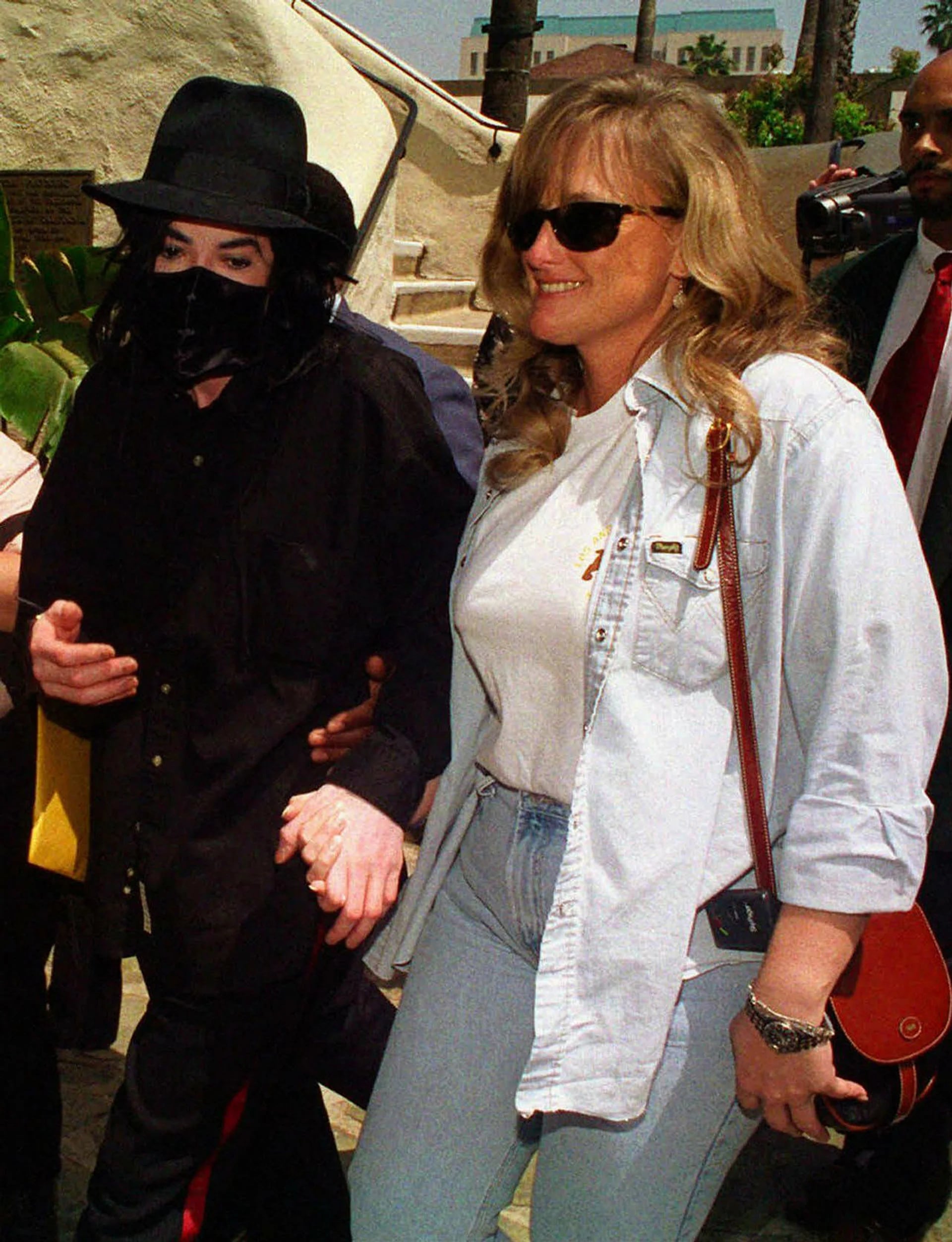 Michael Jackson y su esposa Debbie Rowe en Pasedena, California (Abril de 1996)