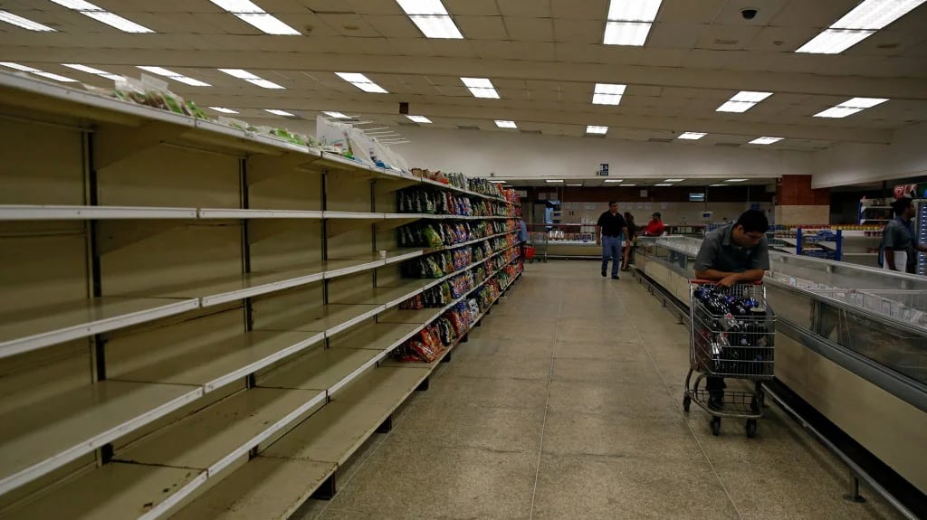 Los venezolanos sufren la escasez de alimentos y medicinas (Reuters)