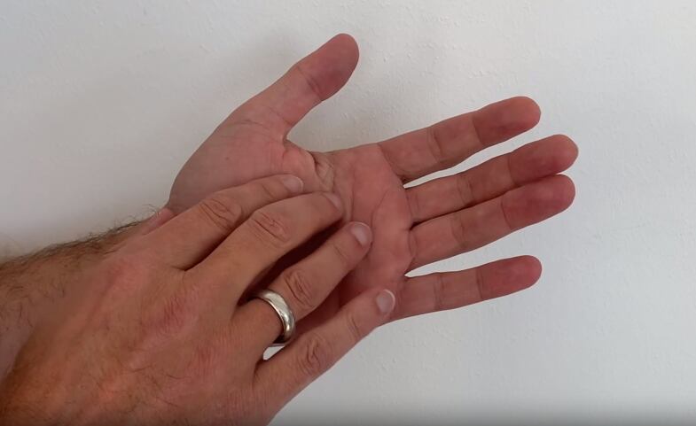 Masajear suavemente las palmas de las manos cuando se sienten deseos de morderse las uñas es uno de los métodos recomendados por los expertos