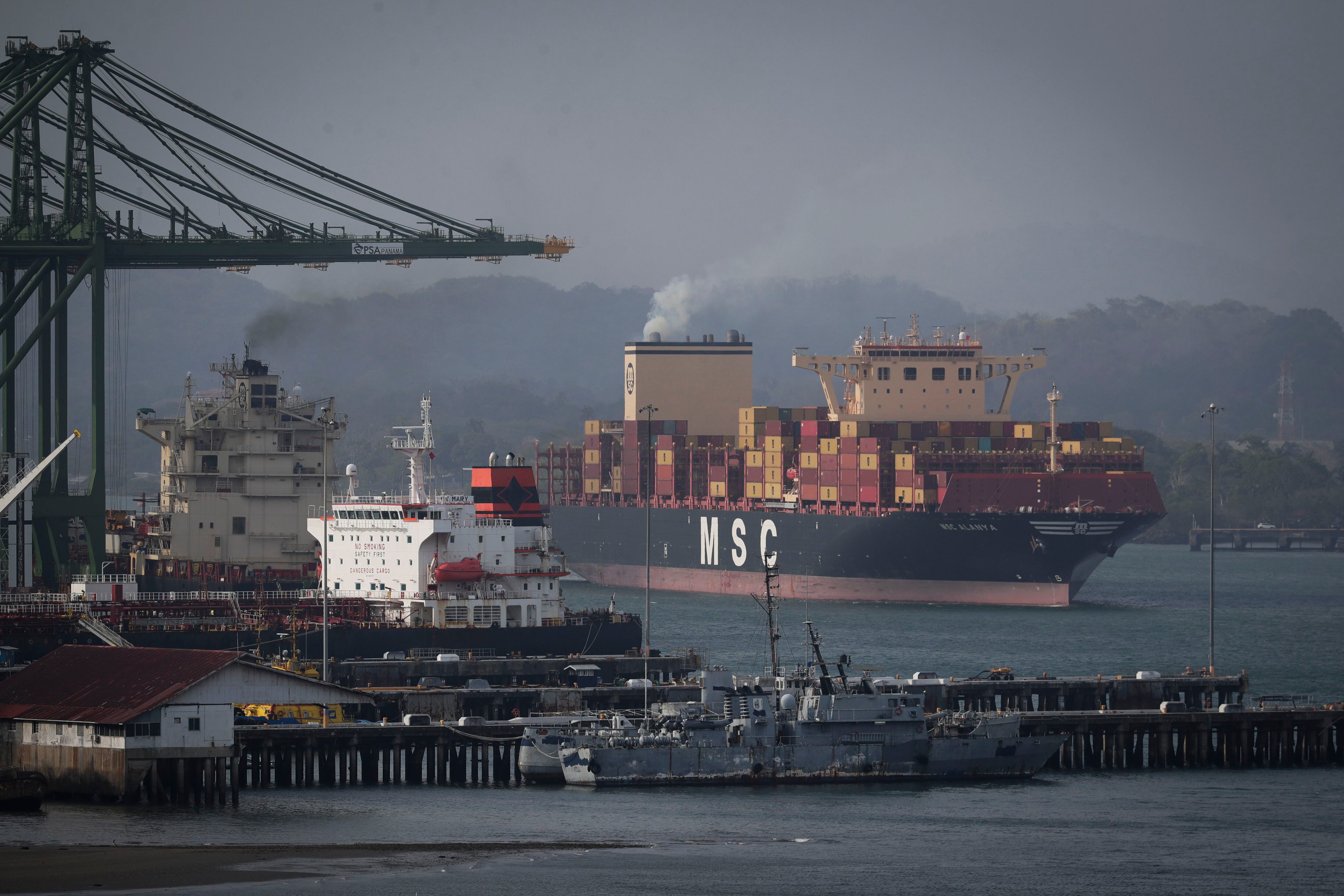 Un buque porta contenedores navega en el Canal de Panamá en Ciudad de Panamá (Panamá), en una fotografía de archivo. EFE/Bienvenido Velasco