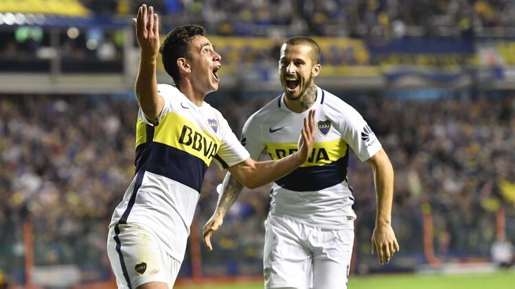 Gonzalo Maroni celebra un gol junto a Darío Benedetto en Boca (Télam)