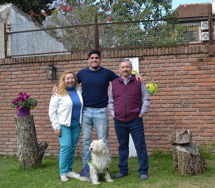 Facundo junto a sus padres Patricia y Raúl y su perro Simba en su casa en Olivos.