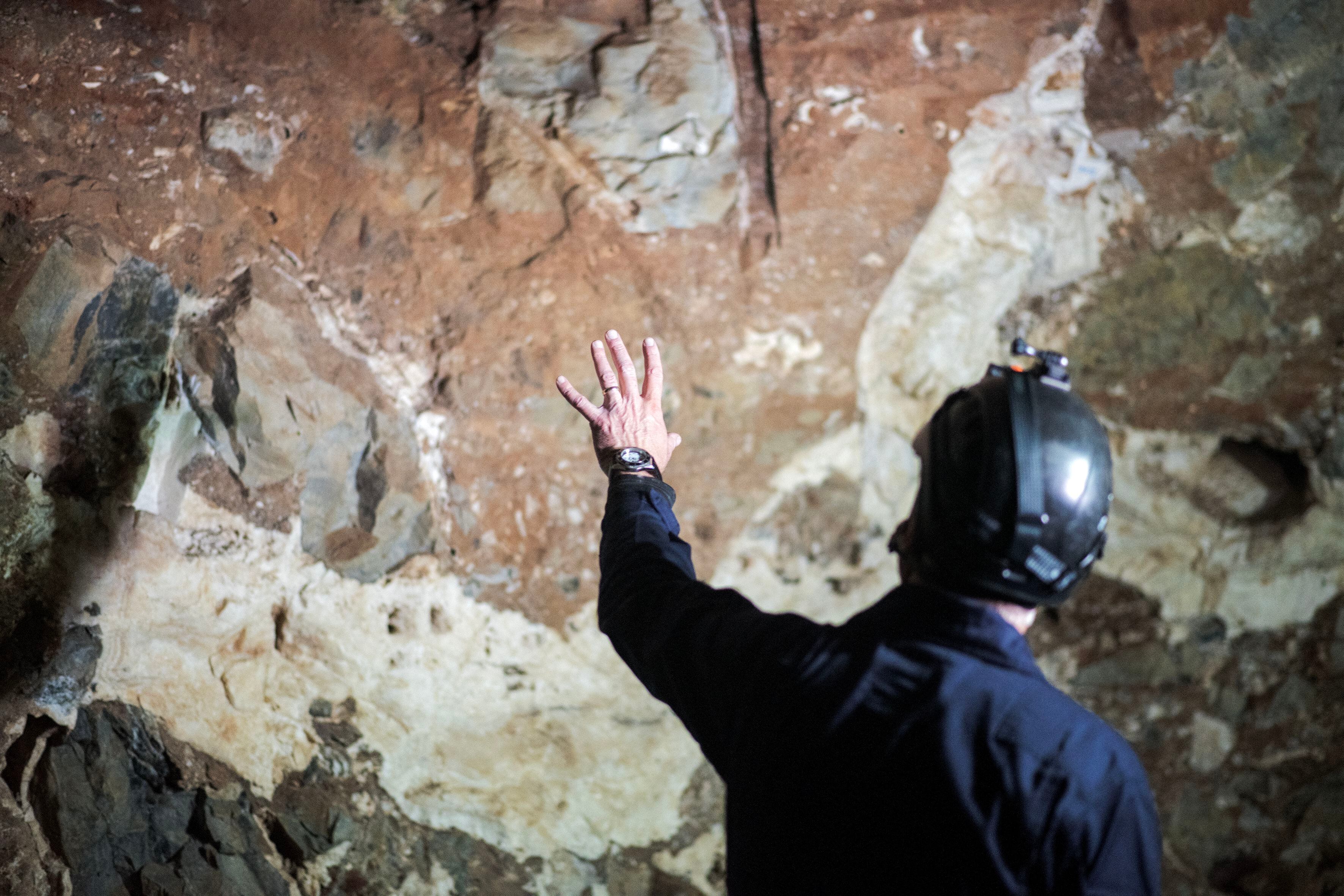 El profesor Lee Berger, paleontólogo, explorador y miembro de The National Geographic Society, gesticula mientras explica la relevancia científica del descubrimiento del Homo Naledi en el sistema de cuevas en La Cuna de la Humanidad (Luca Sola / AFP)
