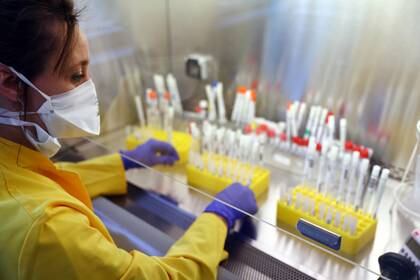 Expertos realizan una prueba rápida de coronavirus (Reuters)