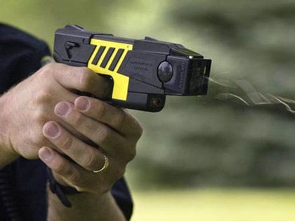 Las pistolas taser generan una descarga eléctrica que inmoviliza a un potencial agresor