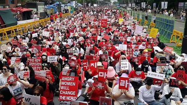 Miles de mujeres se manifestaron en Seúl contra la pornografía con cámaras ocultas (AFP)
